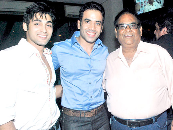 celebs grace satish kaushiks birthday bash 2