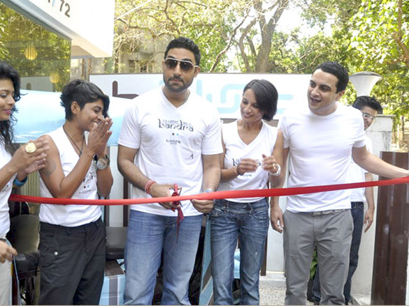 abhishek and farhan akhtar inaugurate bblunt salon 3