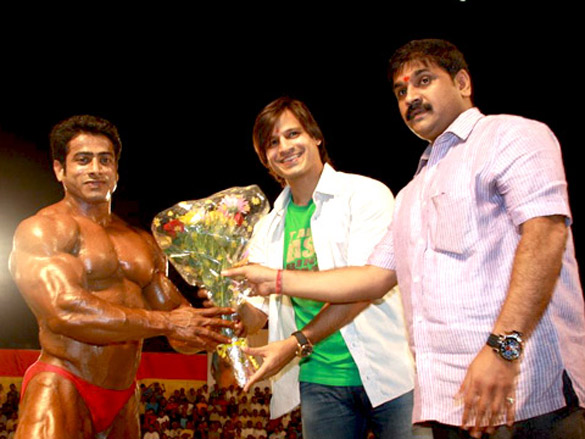 vivek oberoi and mahesh manjrekar at sachin ahirs bodybuilding championship 6