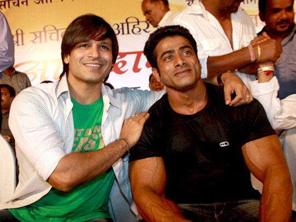 vivek oberoi and mahesh manjrekar at sachin ahirs bodybuilding championship 8