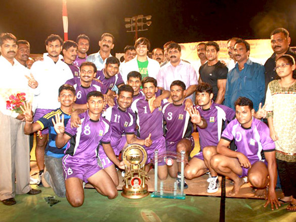 vivek oberoi and mahesh manjrekar at sachin ahirs bodybuilding championship 9