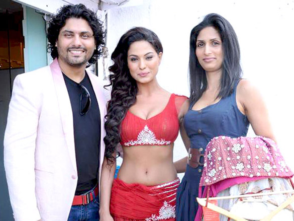 veena malik backless photo shoot at riyaz gangjis store 3