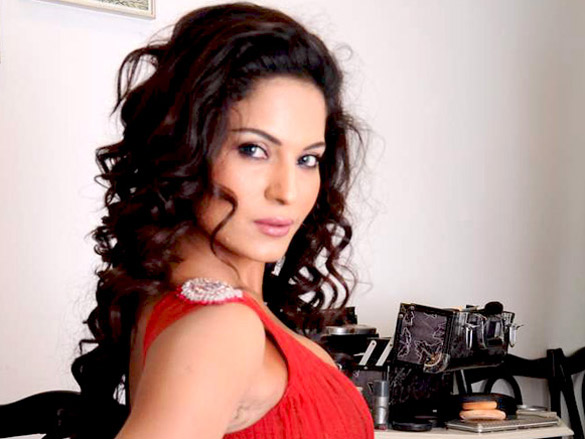 veena malik backless photo shoot at riyaz gangjis store 10