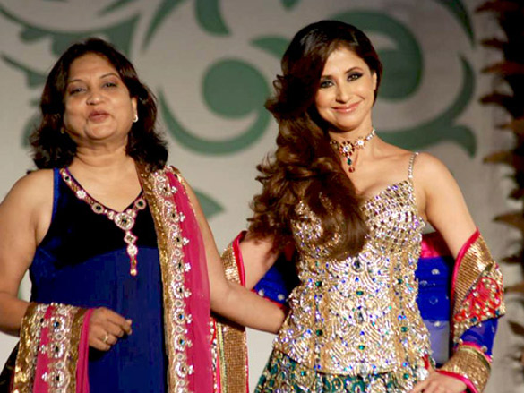 urmila walks the ramp for nisha sagar at aamby valley city india bridal week 2010 4