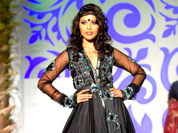 monapali show at aamby valley city india bridal week 2010 5