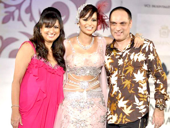 kangna walks the ramp for arjun anjalee at aamby valley city india bridal week 2010 4