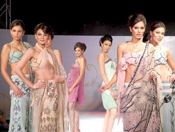 uvika chaudhary and bruna abdulla at surya diamonds swarovski fashion show 5