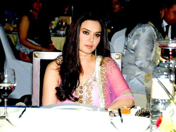 preity jacqueline and vivek at gr8 women awards 2011 in dubai 17
