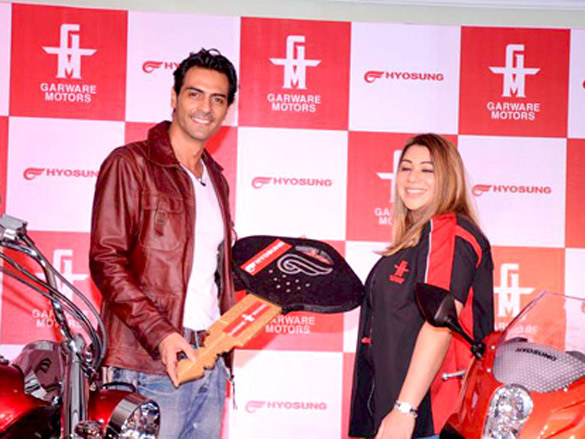arjun rampal launches garware motors hyosung super bikes 2