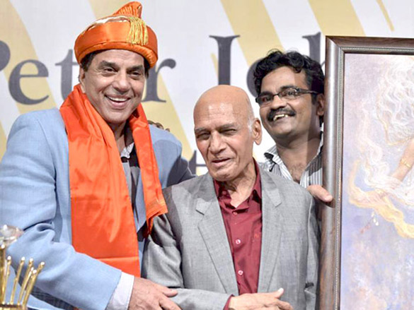 dharmendra launches ali peters book on his 60th birthday 3