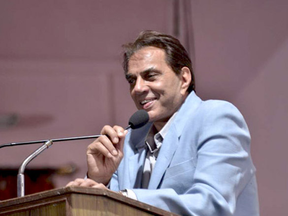 dharmendra launches ali peters book on his 60th birthday 13