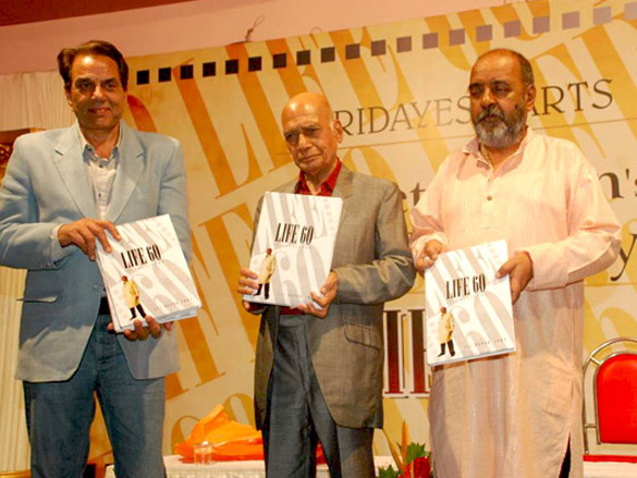 dharmendra launches ali peters book on his 60th birthday 14
