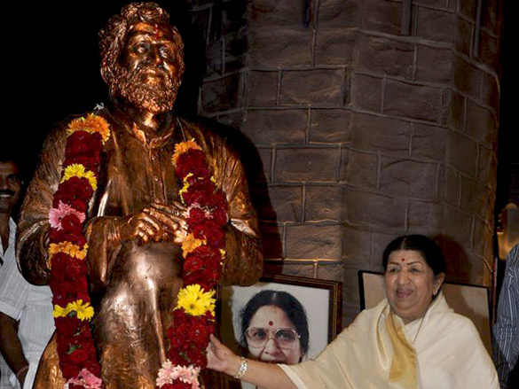 dharmendra and lata mangeshkar at dinnanath mageshkar awards 3