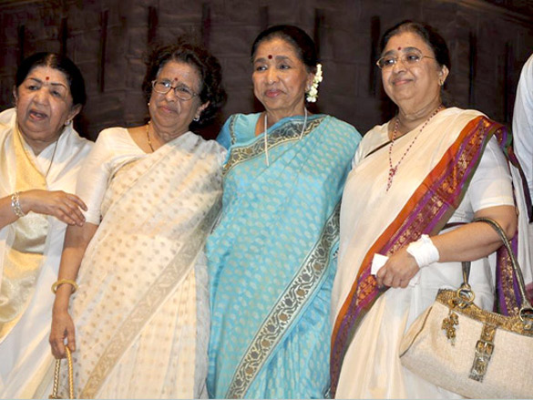 dharmendra and lata mangeshkar at dinnanath mageshkar awards 5