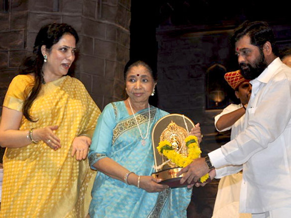 dharmendra and lata mangeshkar at dinnanath mageshkar awards 8