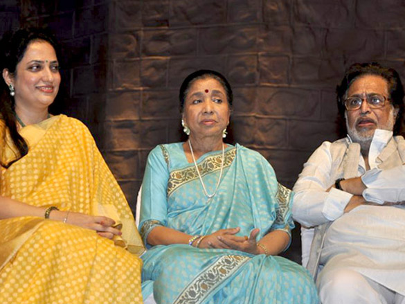 dharmendra and lata mangeshkar at dinnanath mageshkar awards 9
