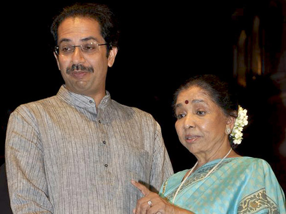 dharmendra and lata mangeshkar at dinnanath mageshkar awards 12