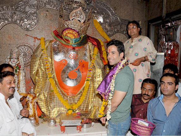 tusshar seeks blessings at ganesh khajrana temple in indore 2