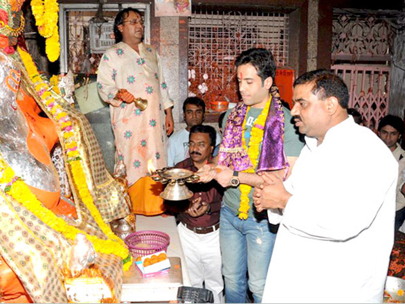 tusshar seeks blessings at ganesh khajrana temple in indore 3