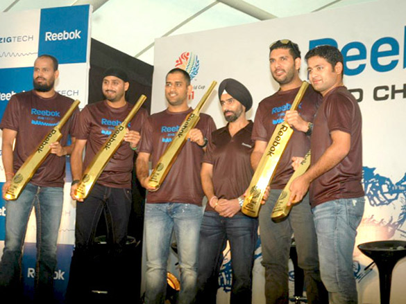dhoni yuvraj harbhajan and pathan at reebok event 3