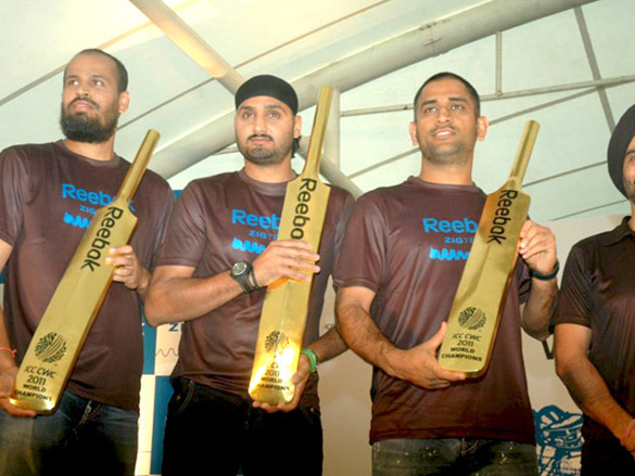 dhoni yuvraj harbhajan and pathan at reebok event 4