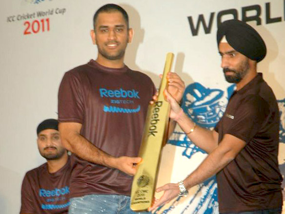 dhoni yuvraj harbhajan and pathan at reebok event 5