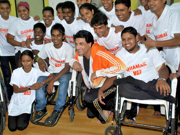 shiamak davar celeberates international dance day with vaf kids 3