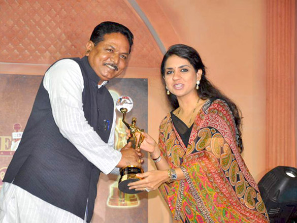 sonali kulkarni and seema biswas at achievers award 2011 7