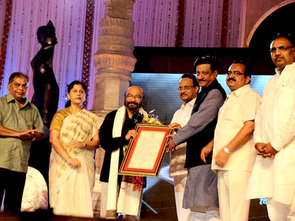 mugdha godse and shabana azmi at maharashtra day celebration 4
