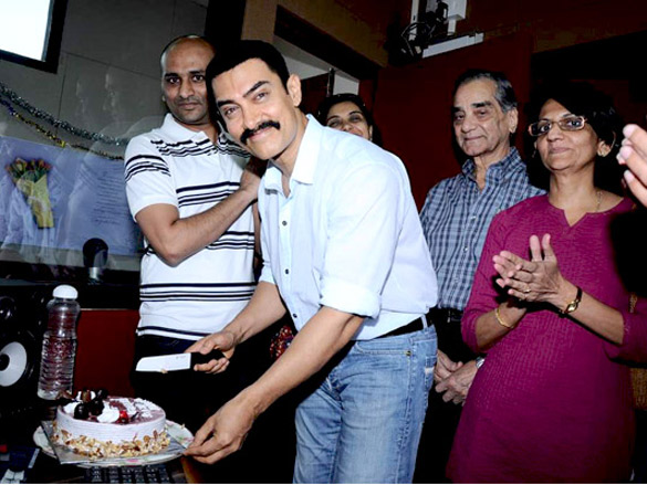 aamir khan visits jaago mumbai 90 8 community radio station 2