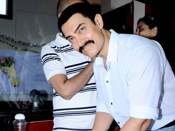 aamir khan visits jaago mumbai 90 8 community radio station 3