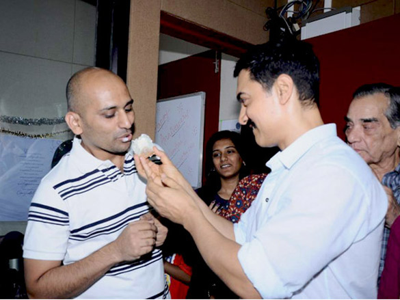 aamir khan visits jaago mumbai 90 8 community radio station 5