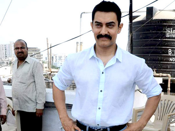aamir khan visits jaago mumbai 90 8 community radio station 9