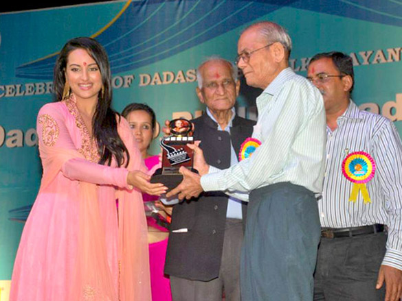 rani priyanka sonakshi and anushka at dadasaheb phalke academy awards 4