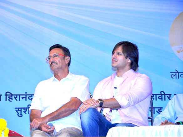 vivek oberoi with family at baba ramdevs spiritual meet 3