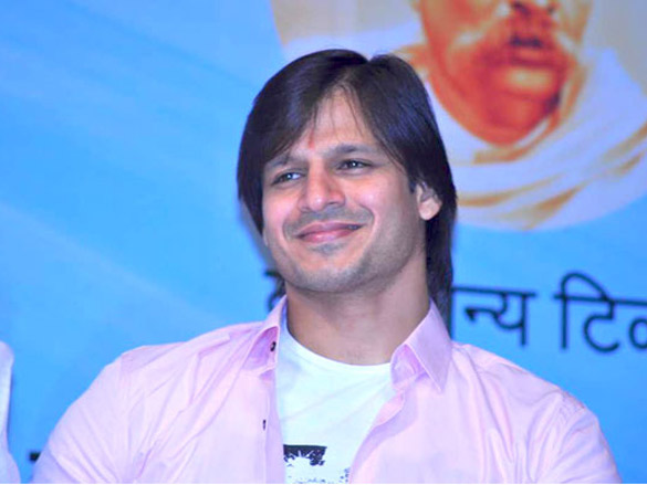 vivek oberoi with family at baba ramdevs spiritual meet 4