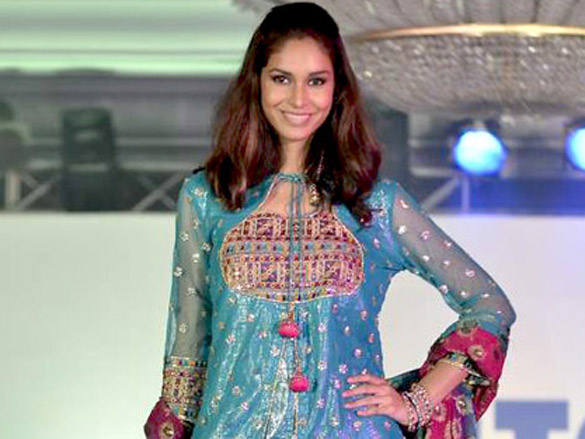 shweta salve and brinda parekh at iitc annual fashion show 7