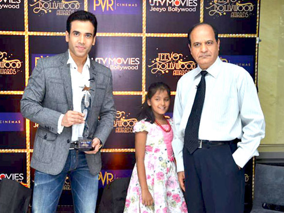 tusshar wins best actor in a comic role at jeeyo bollywood awards 3