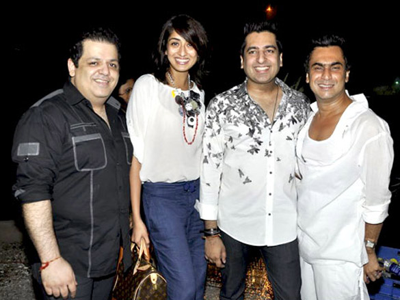 arjun fardeen vivek zayed and dia at rohit rahul gandhis store launch 12