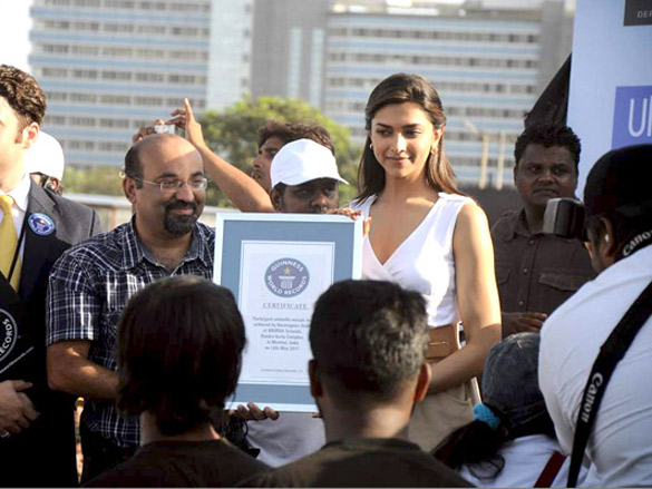 deepika at neutrogena largest umbrella mosaice press conference 3