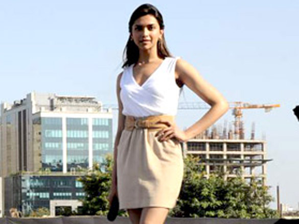 deepika at neutrogena largest umbrella mosaice press conference 4