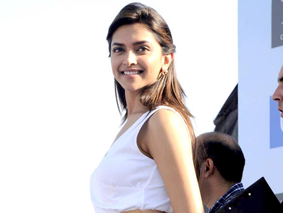 deepika at neutrogena largest umbrella mosaice press conference 6