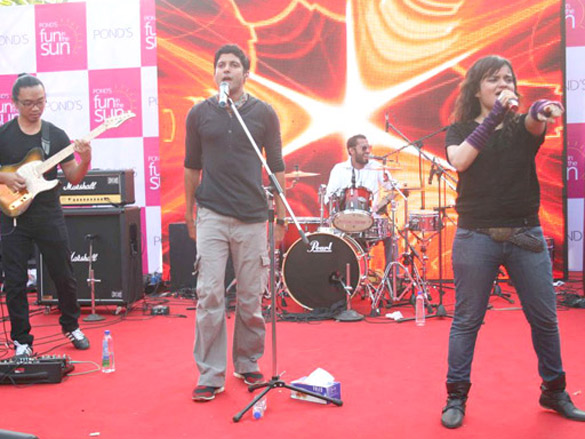farhan akhtar rocks at ponds fun in the sun concert 2