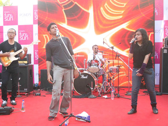 farhan akhtar rocks at ponds fun in the sun concert 3