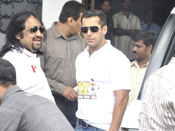salman khan heads to bangalore to attend ccl opening ceremony 8