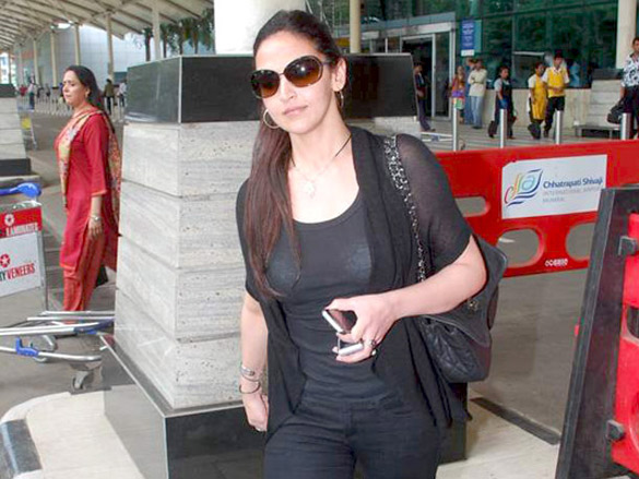 hema and esha snapped at airport 3