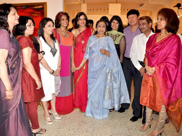 asha bhosle at madhuri badhuris art exhibition 3