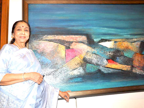 asha bhosle at madhuri badhuris art exhibition 6