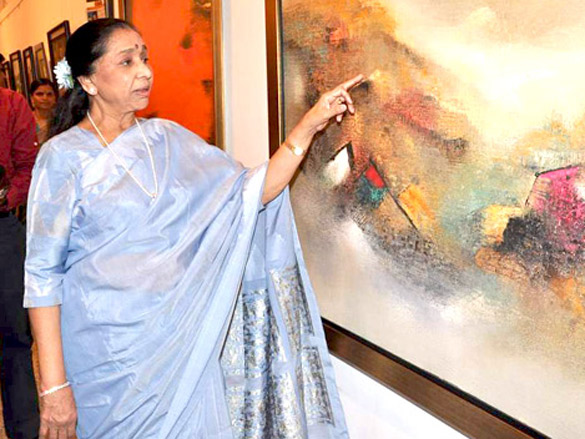 asha bhosle at madhuri badhuris art exhibition 8