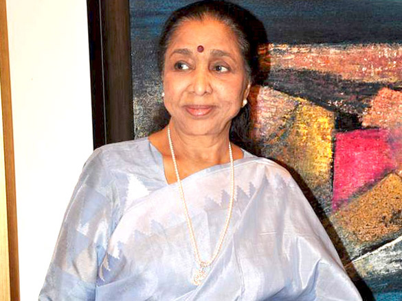 asha bhosle at madhuri badhuris art exhibition 9